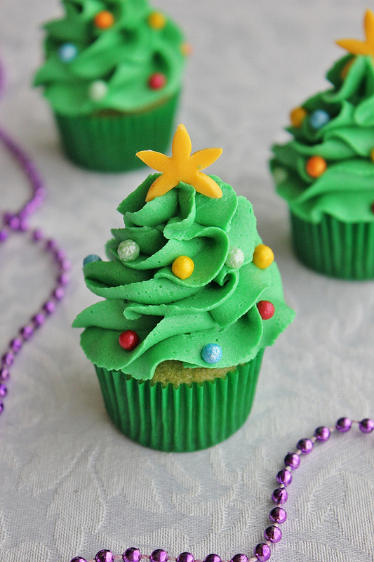 12 Clever Christmas Cupcake Tutorials and Ideas | Random Acts of Baking